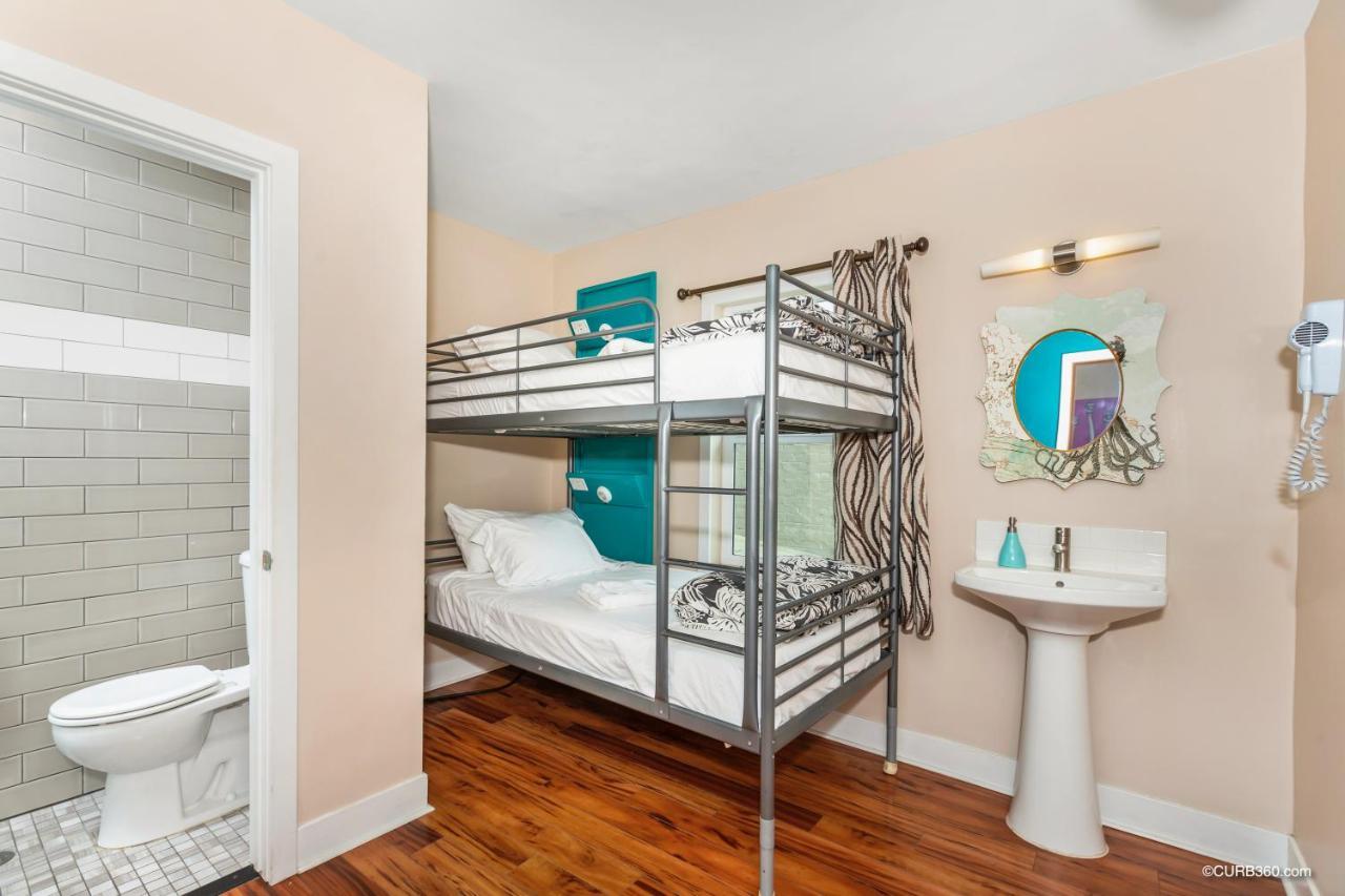 Quarto Econômico com 2 Camas de Solteiro