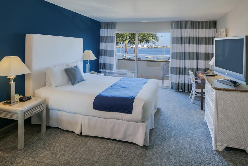 Zimmer mit Kingsize-Bett und Blick auf die Bucht