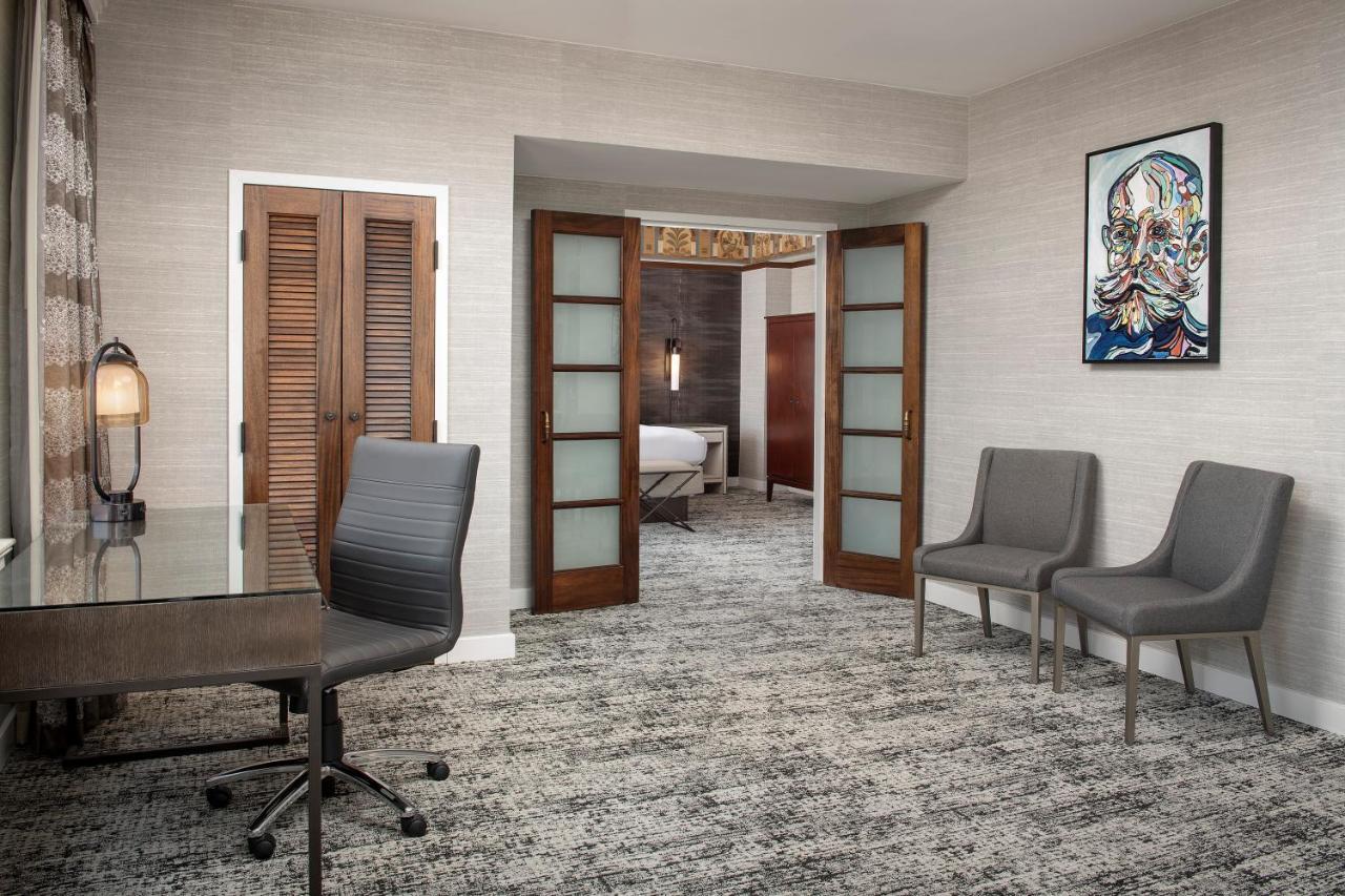 One-Bedroom Presidential King Suite with Partial Bay View, High Floor and Sofa Bed