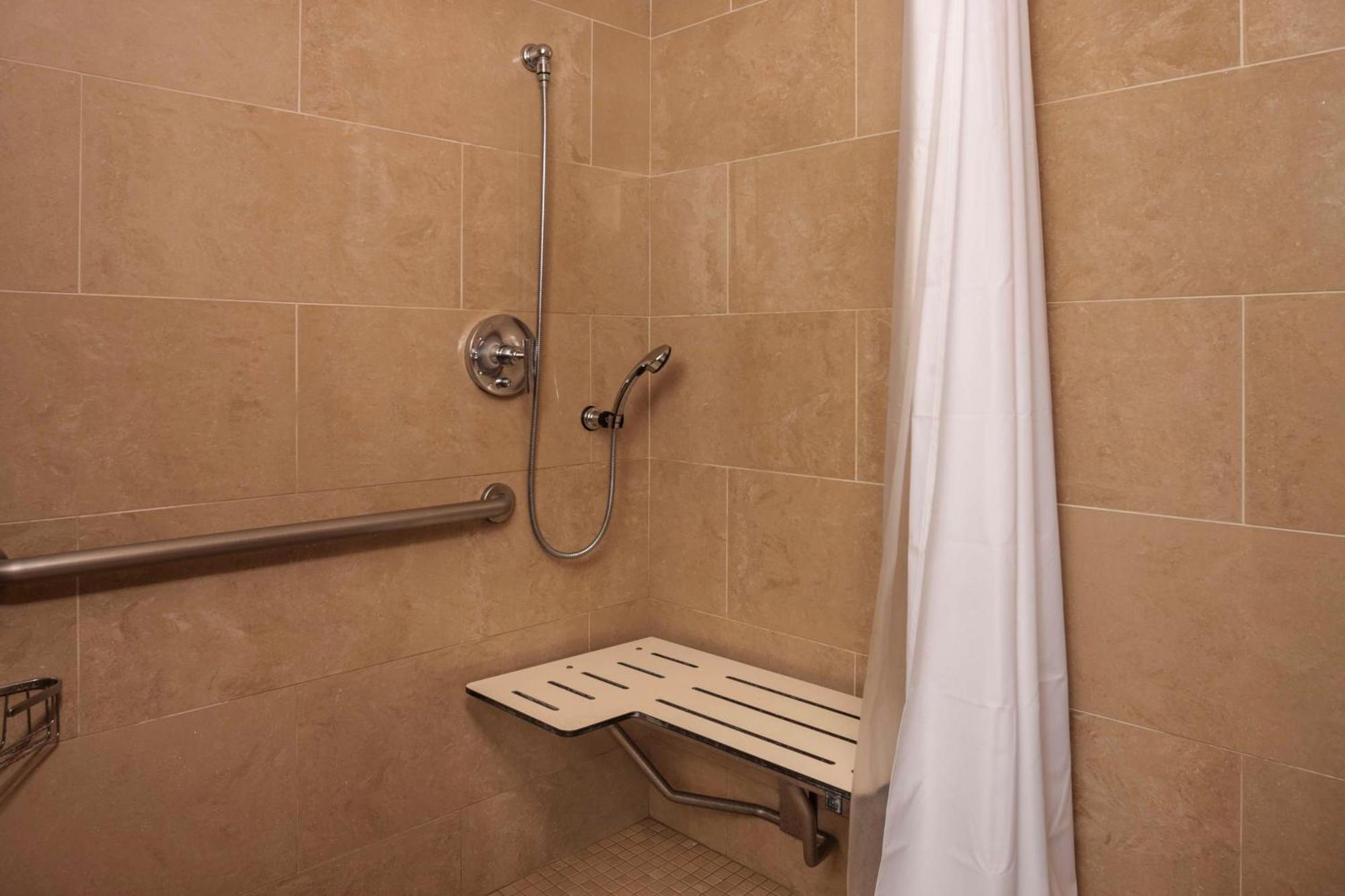 King Room Bath Tub Disability Access,1548836335:JPEG
