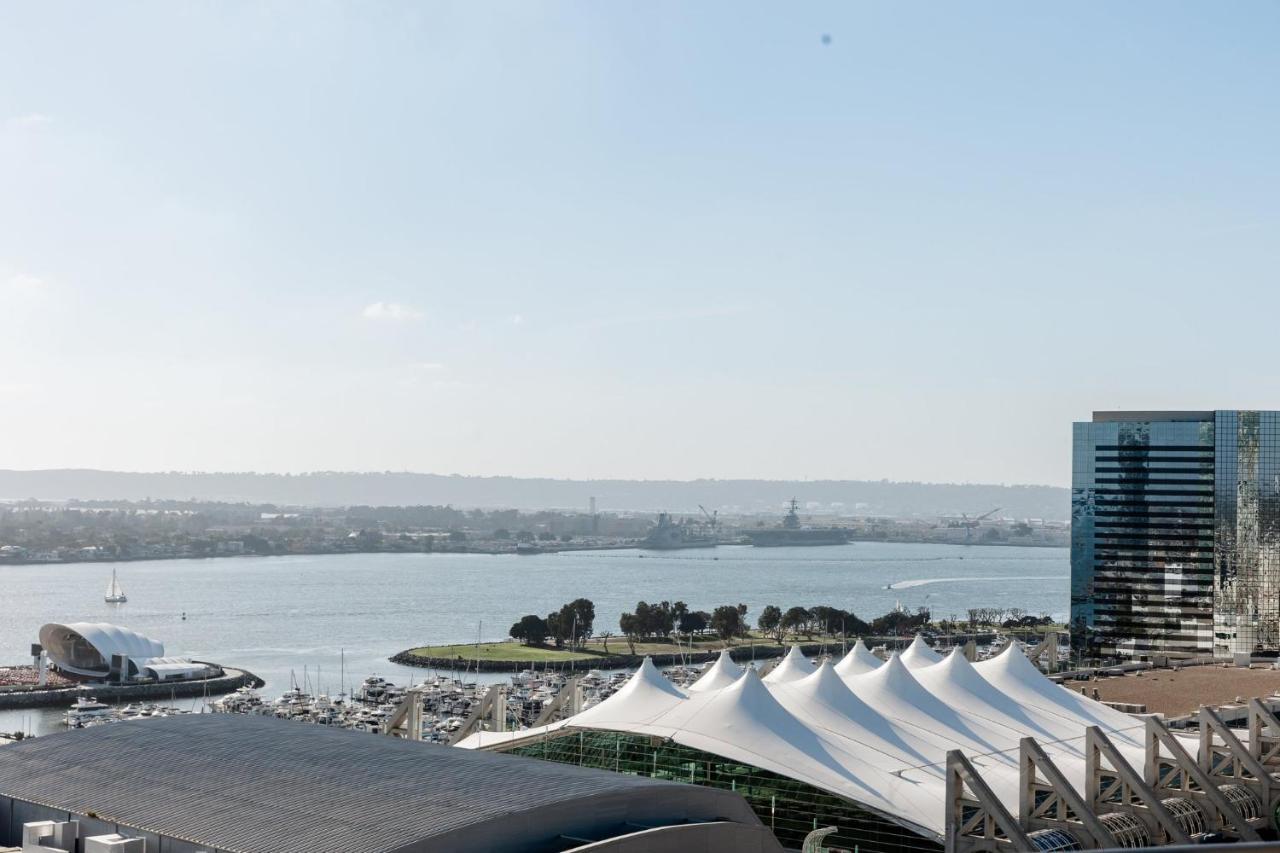 Habitación Premier, esquinera, con cama extragrande y balcón con vistas a la bahía
