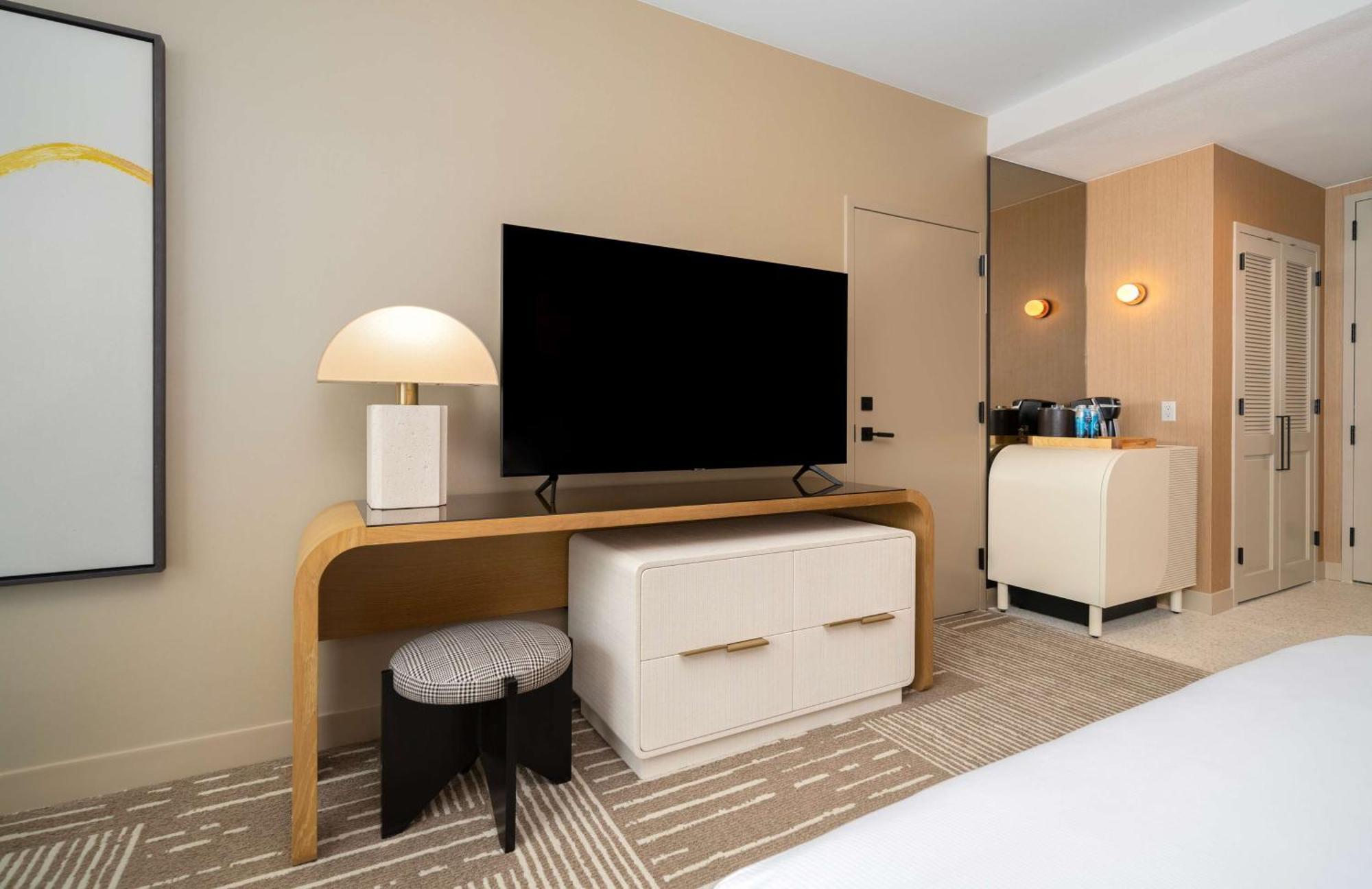 DELUXE - 1 KING,1548210007:JPEG