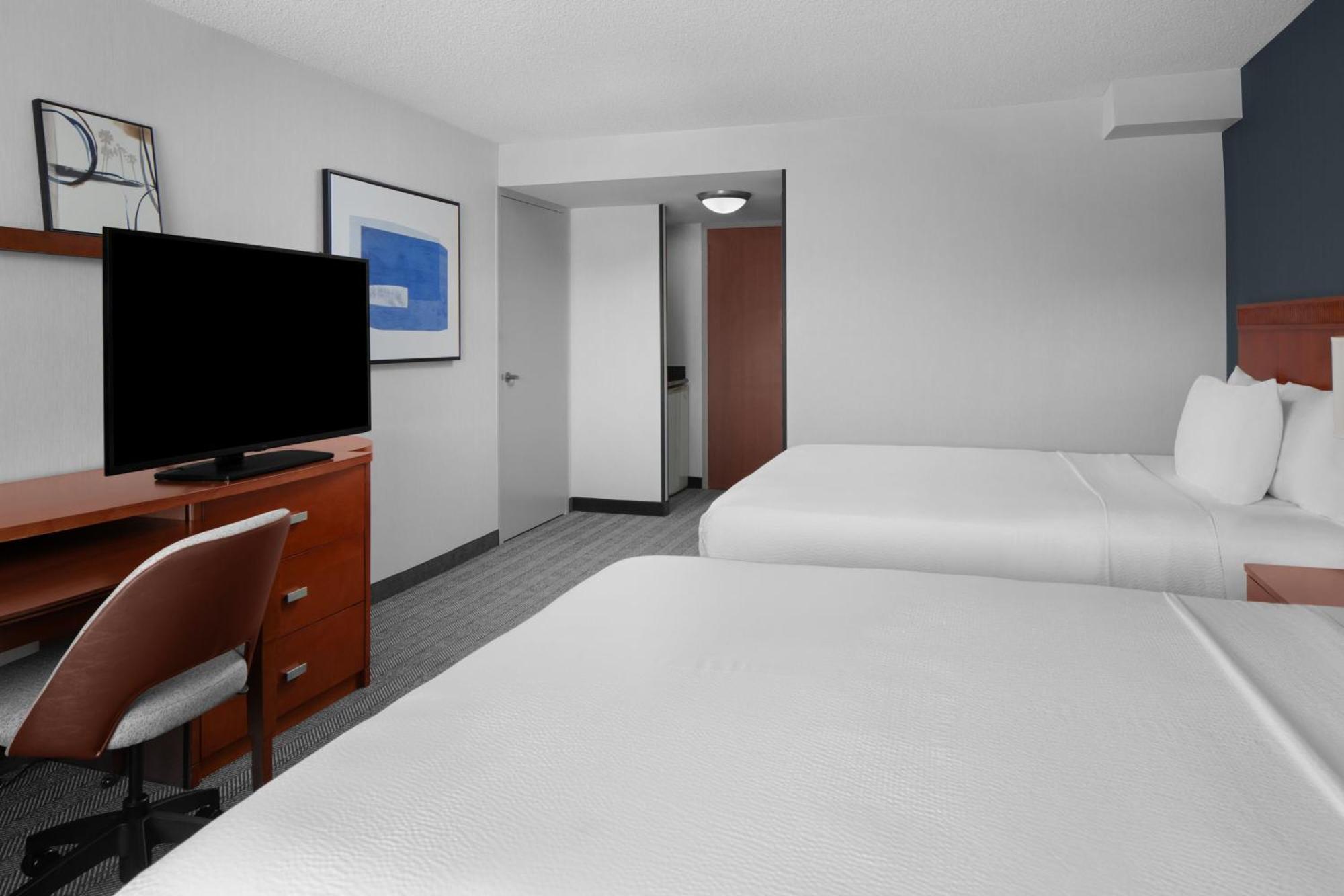 Zimmer mit 2 Queensize-Betten und Blick auf den Innenhof