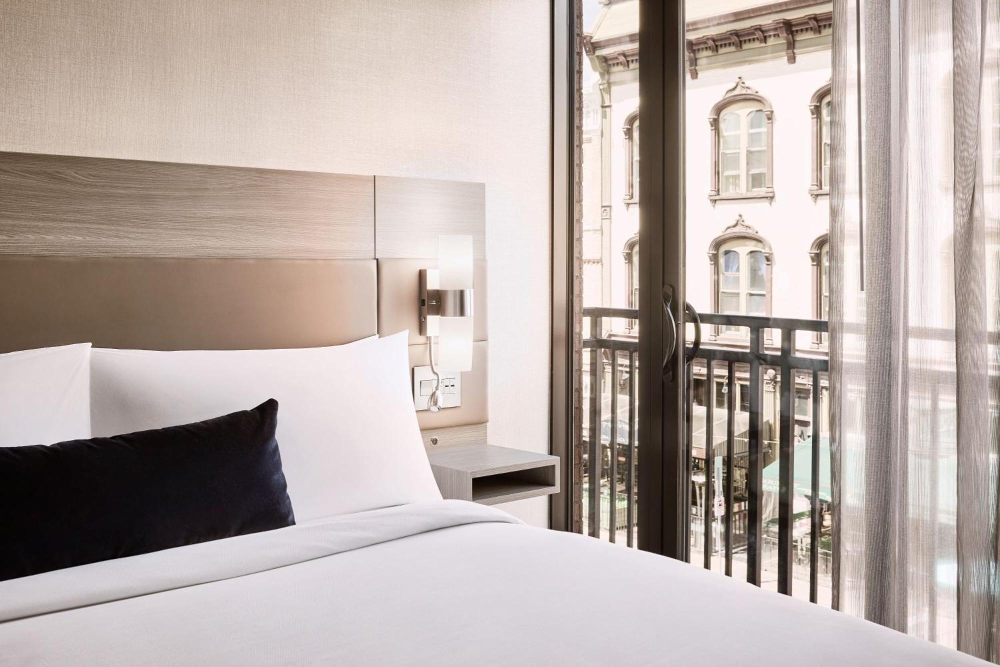 King Room with Balcony and Urban View - Mobility Accessible with Tub