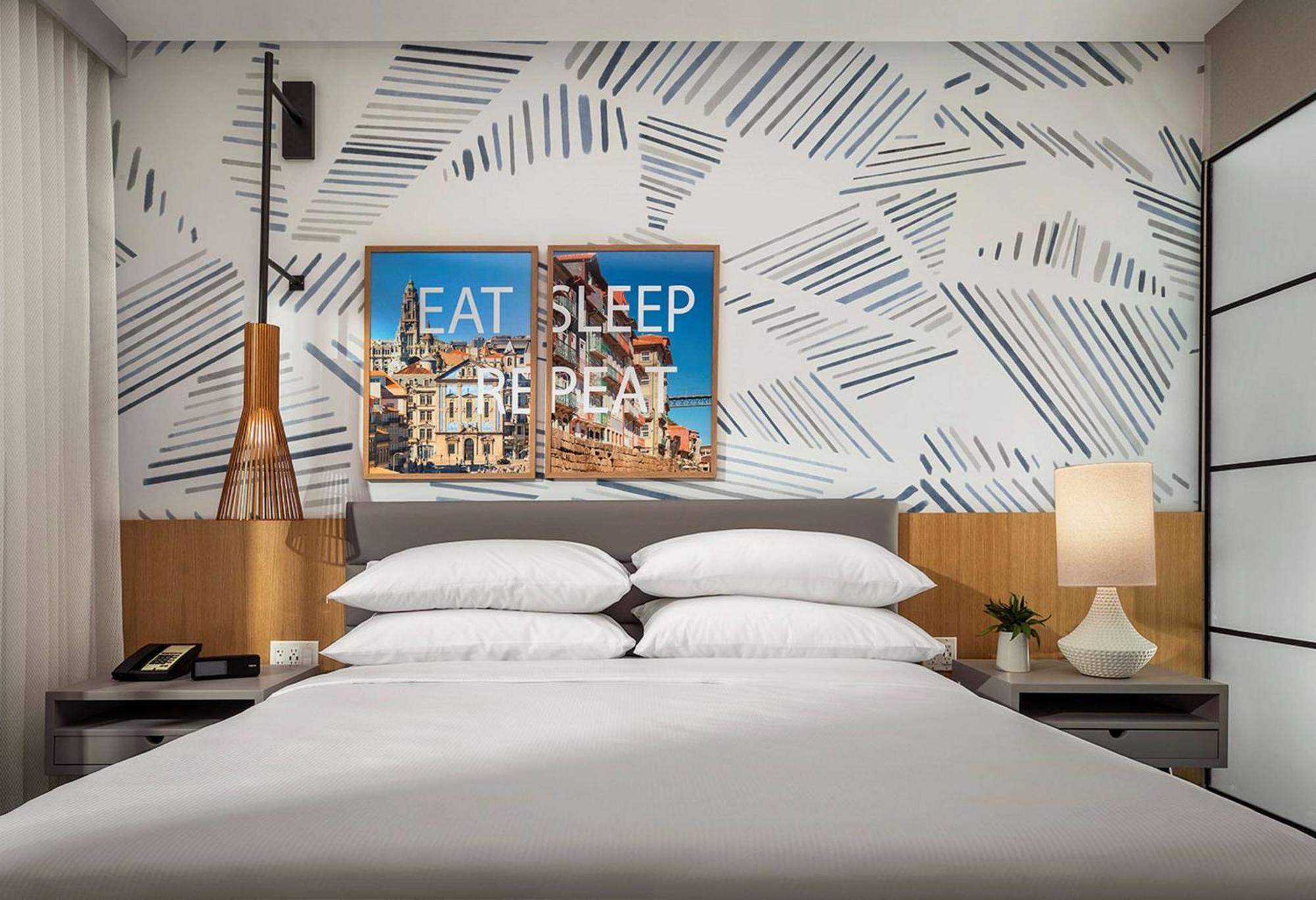 Habitación con cama extragrande y vistas al patio - Adaptada para personas con discapacidad auditiva