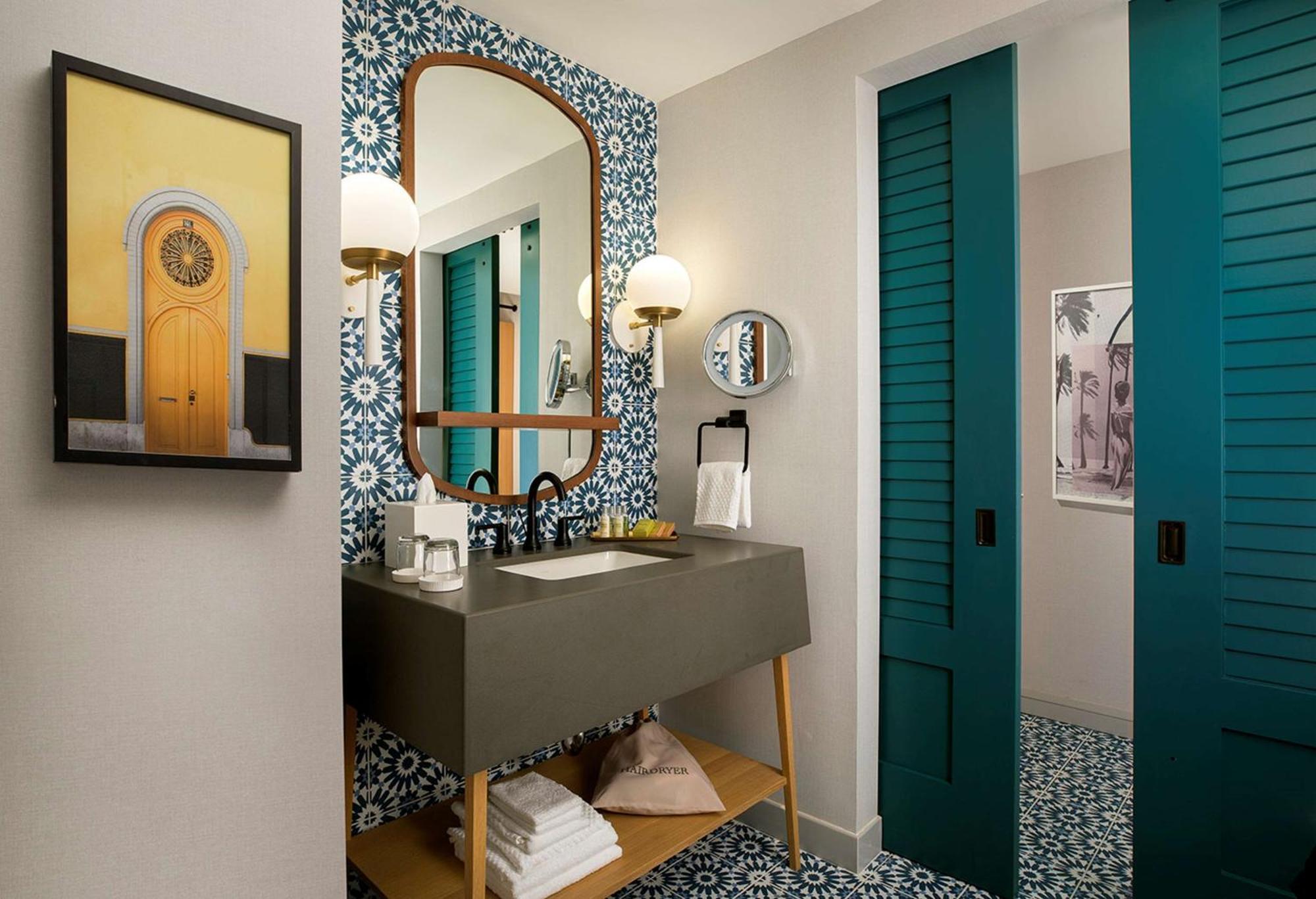Habitación con cama grande, ducha accesible en silla de ruedas y vistas al patio - Adaptada para personas con movilidad reducida