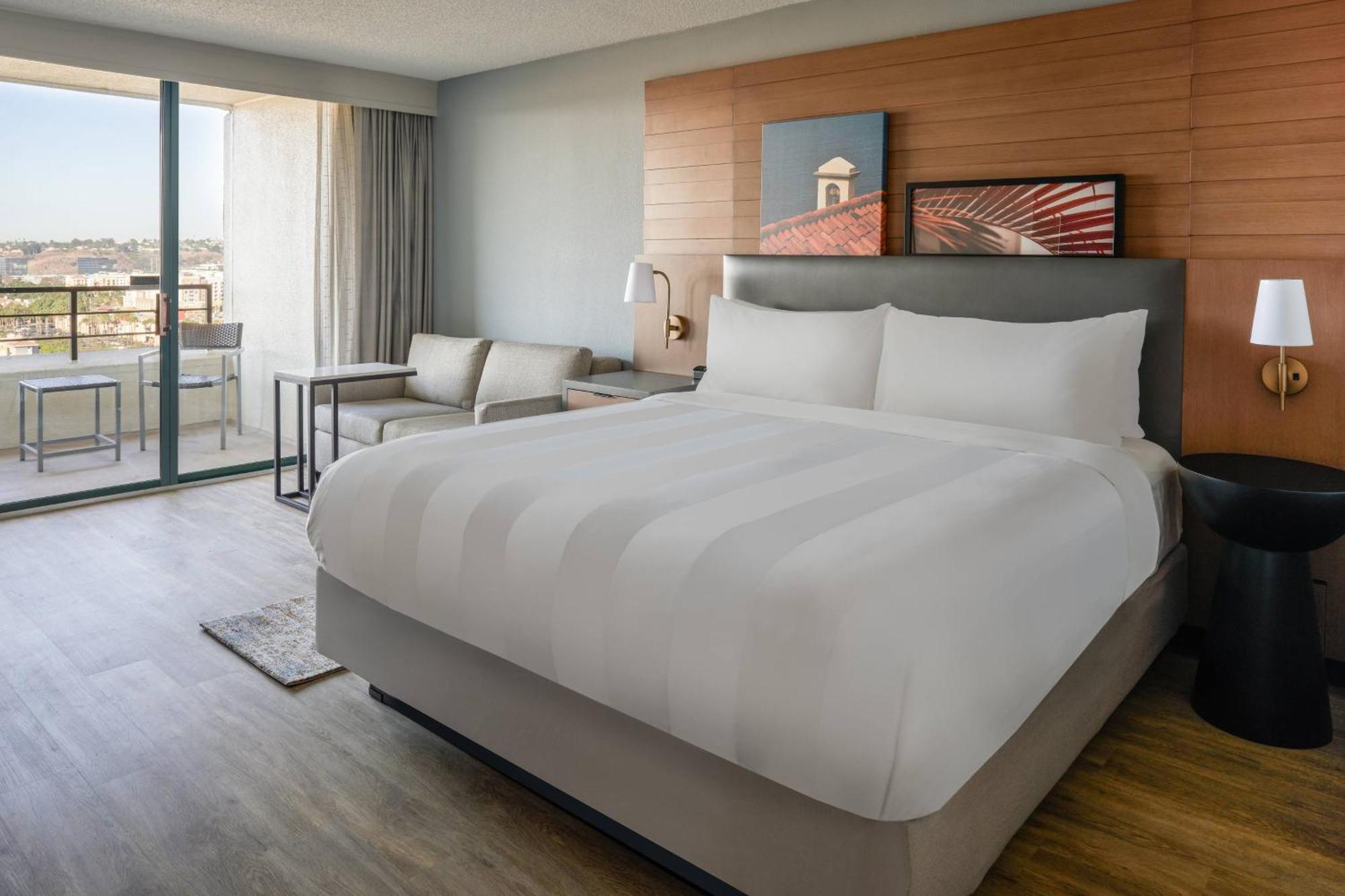 Chambre Lit King-Size avec Balcon et Vue sur la Piscine