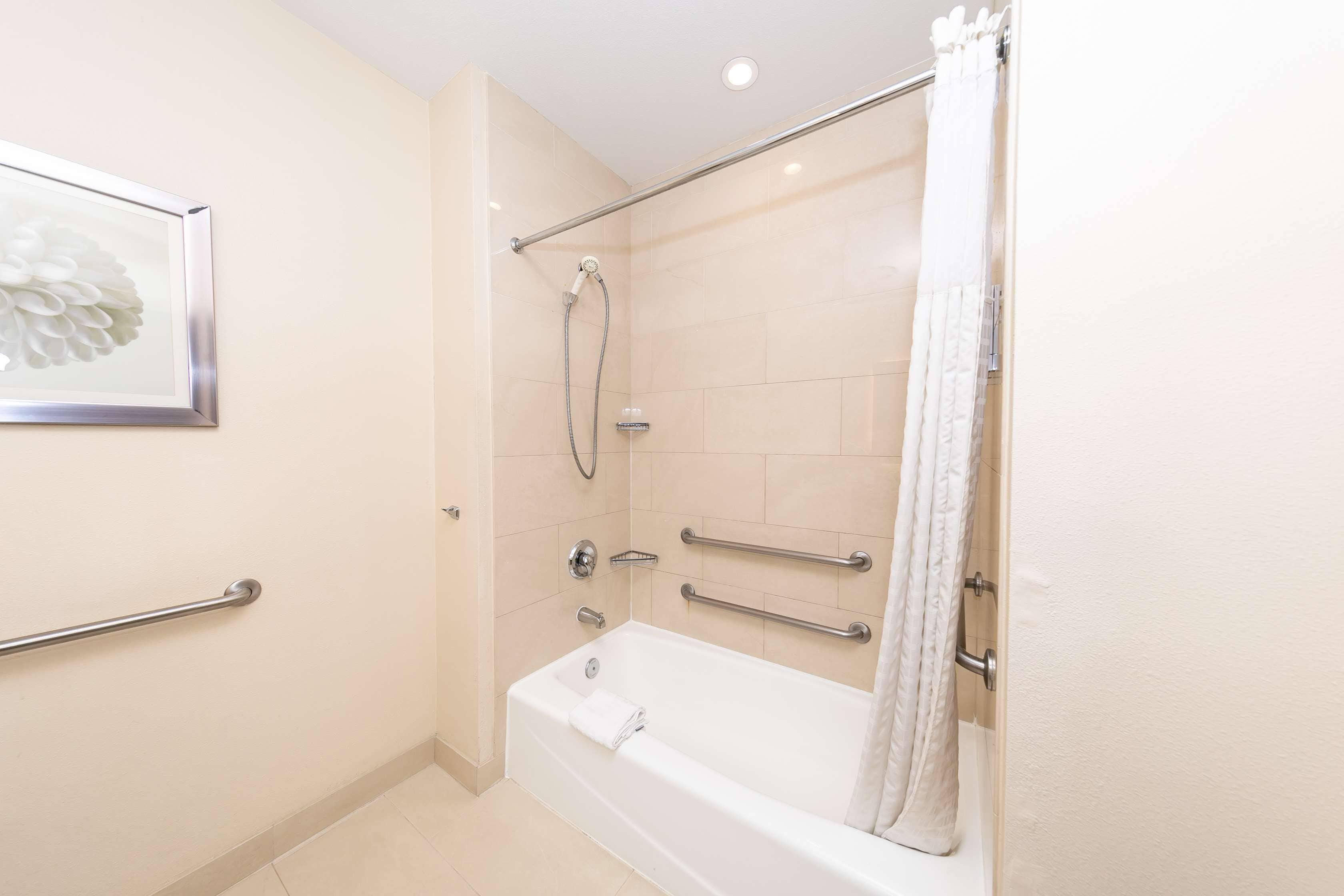 King Room Bath Tub Disability Access or Non-Smoking,1370436563:JPEG