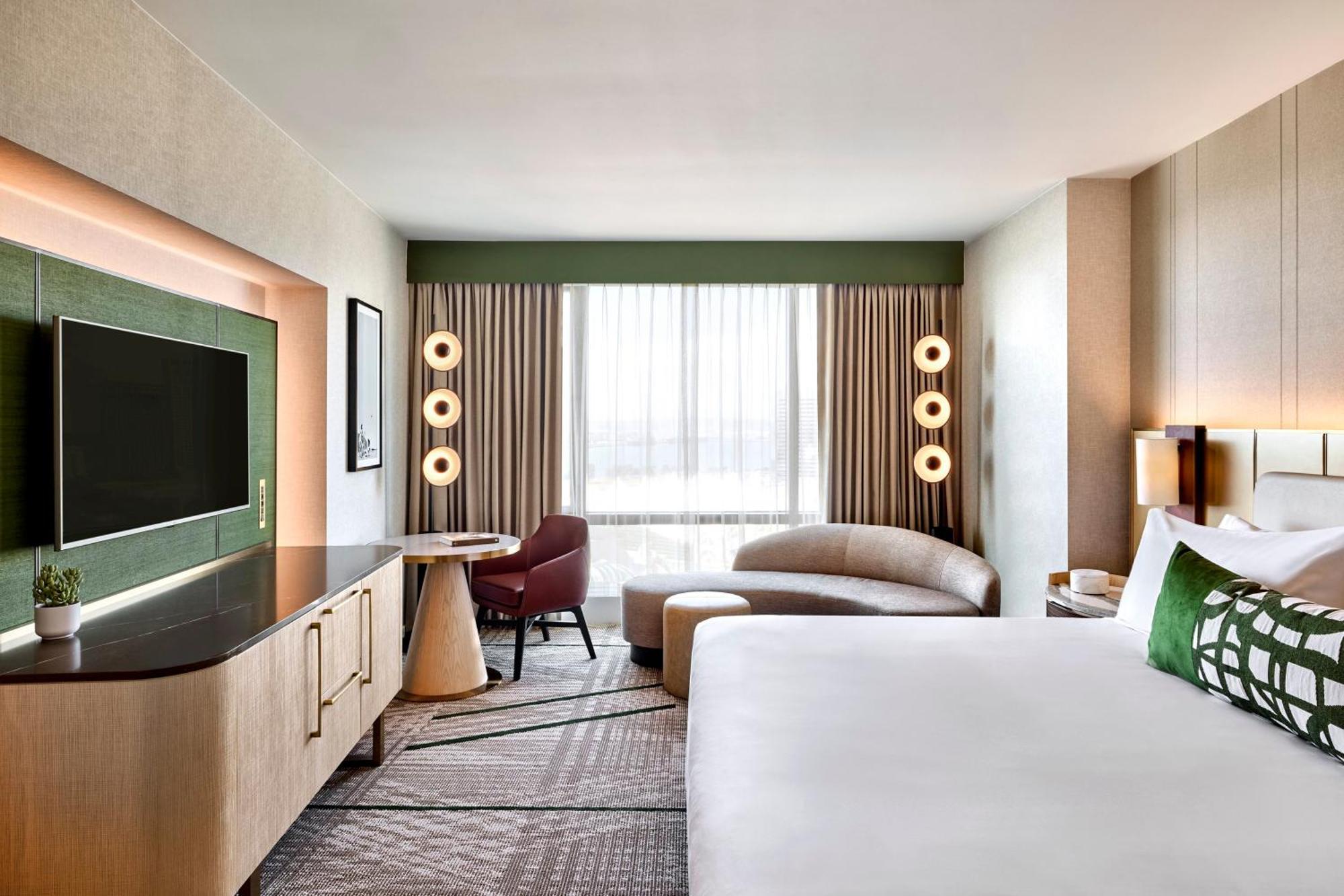 Deluxe Room King Bed City View