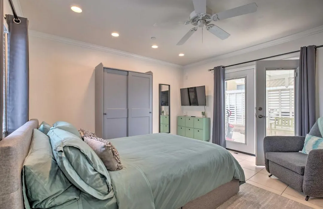 Central Pacific Beach Studio - Steps To The Bay!-1