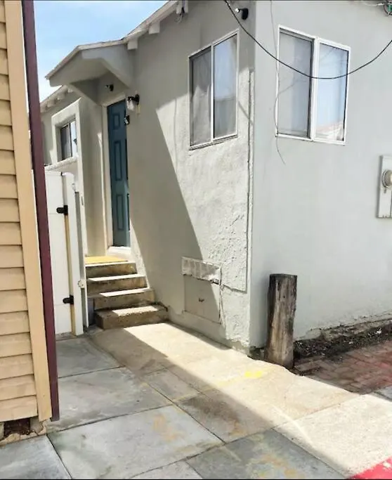 Cheerful 1 Bedroom Beach Cottage. On The Oceanside!-1