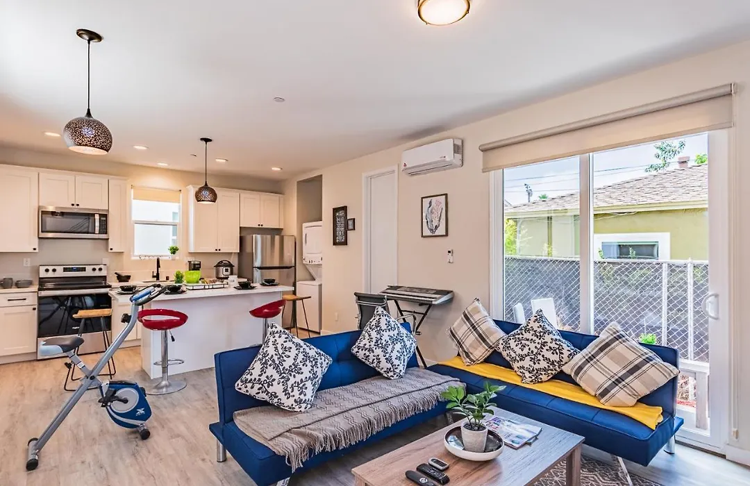 Entire Modern 2-Bedroom Home W Free Laundry, Fast Wi-Fi, Baby Crib, 10-Min To Downtown & Beach, Available Now!-1