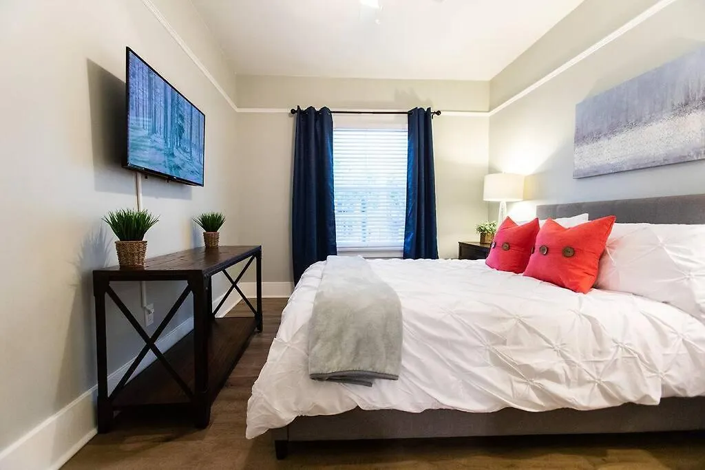 Littleitaly-2Bed-Biztravelers-Farmermarket-Dogpark-1