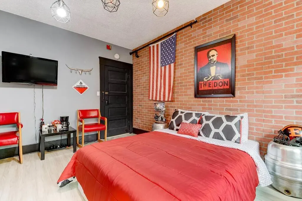 Basketball-Themed Studio Prime Downtown Man Cave! Located Near San Diego Downtown! Close To Everything!-1