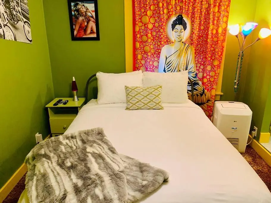 Time-Themed Studio Mile Away From Convention Center! Located In The Heart Of San Diego Downtown!-1