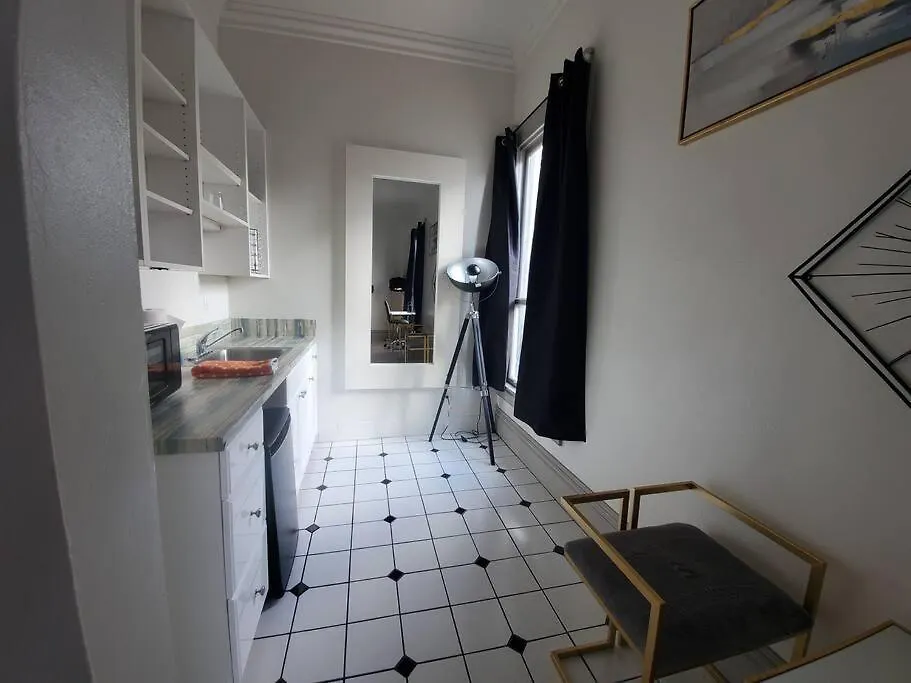 Industrial And Modern Studio For Two Gaslamp District! Perfectly Located Near Downtown! Your Home Away From Home!-1