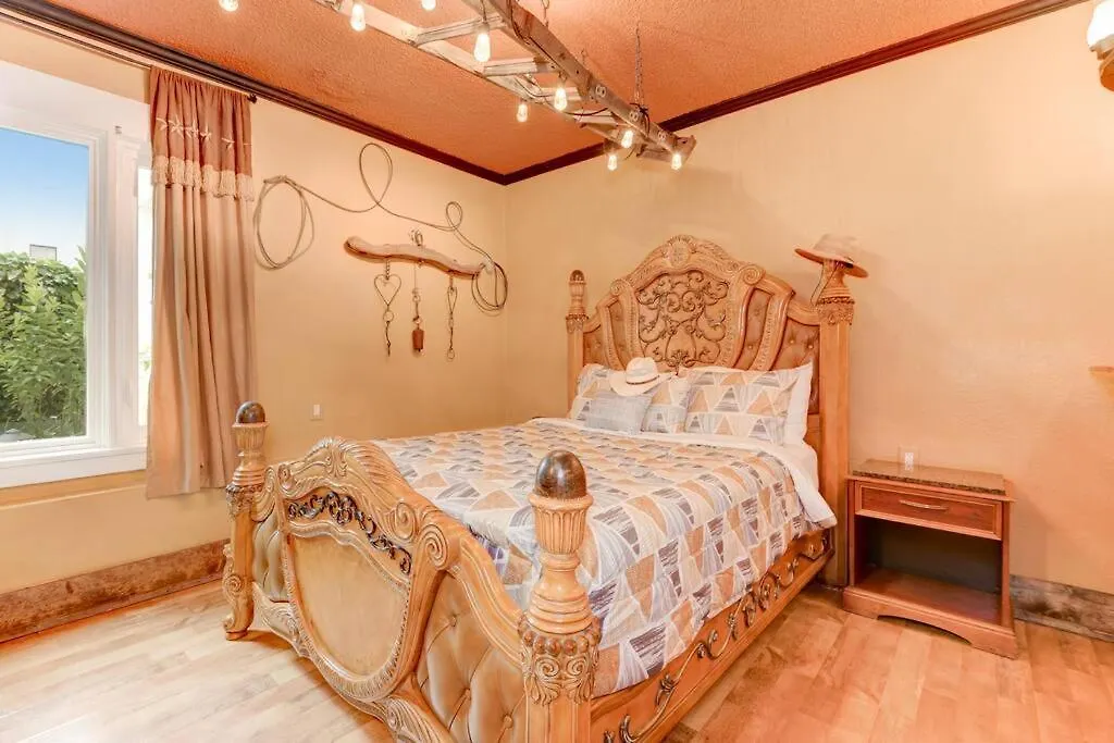 Wild Wild West Adventure-Themed Studio Gaslamp District! Located Near San Diego Downtown! Perfect For Your Quick Getaway!-1
