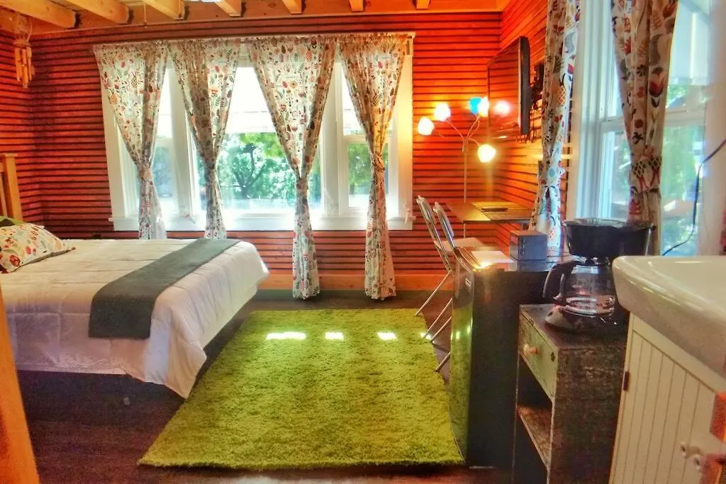Cute Corner Tiki-Themed Studio Gaslamp! Central Location Perfect For Travelers And Couple!-1