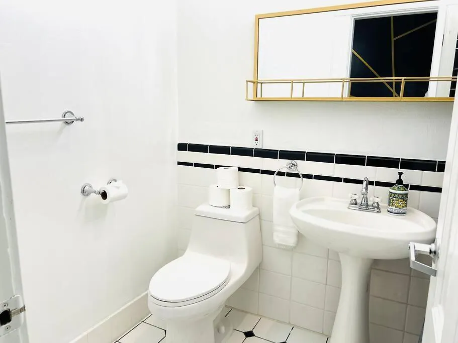 Gorgeous Studio Gaslamp! Perfectly Located Near Downtown San Diego! Perfect For Your Quick Getaway!-1