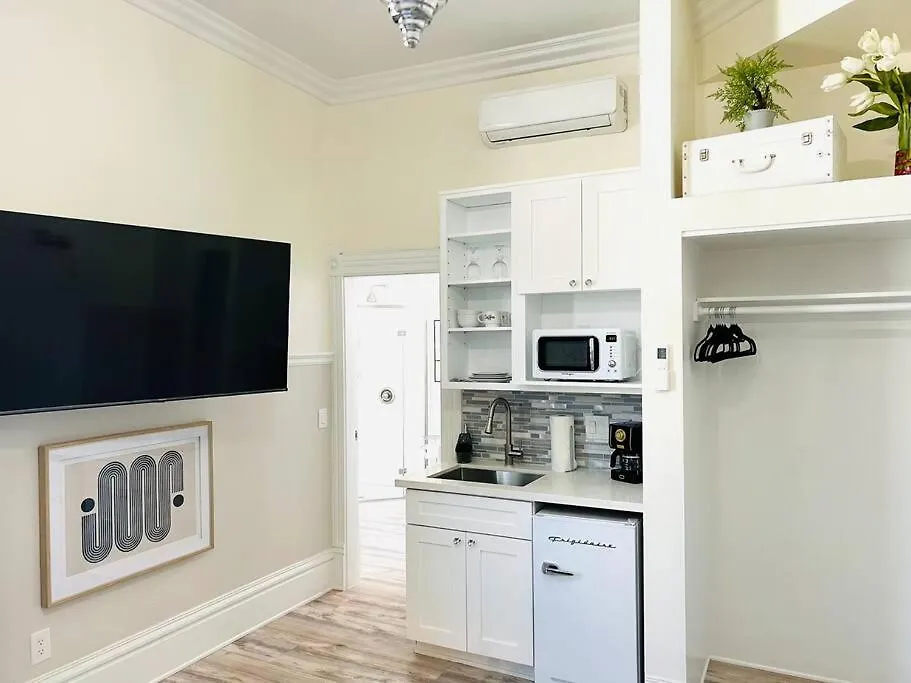 Art Deco Studio For Two Gaslamp District! Conveniently Located In The Heart Of Downtown San Diego! Perfect For Travelers And Couples!-1