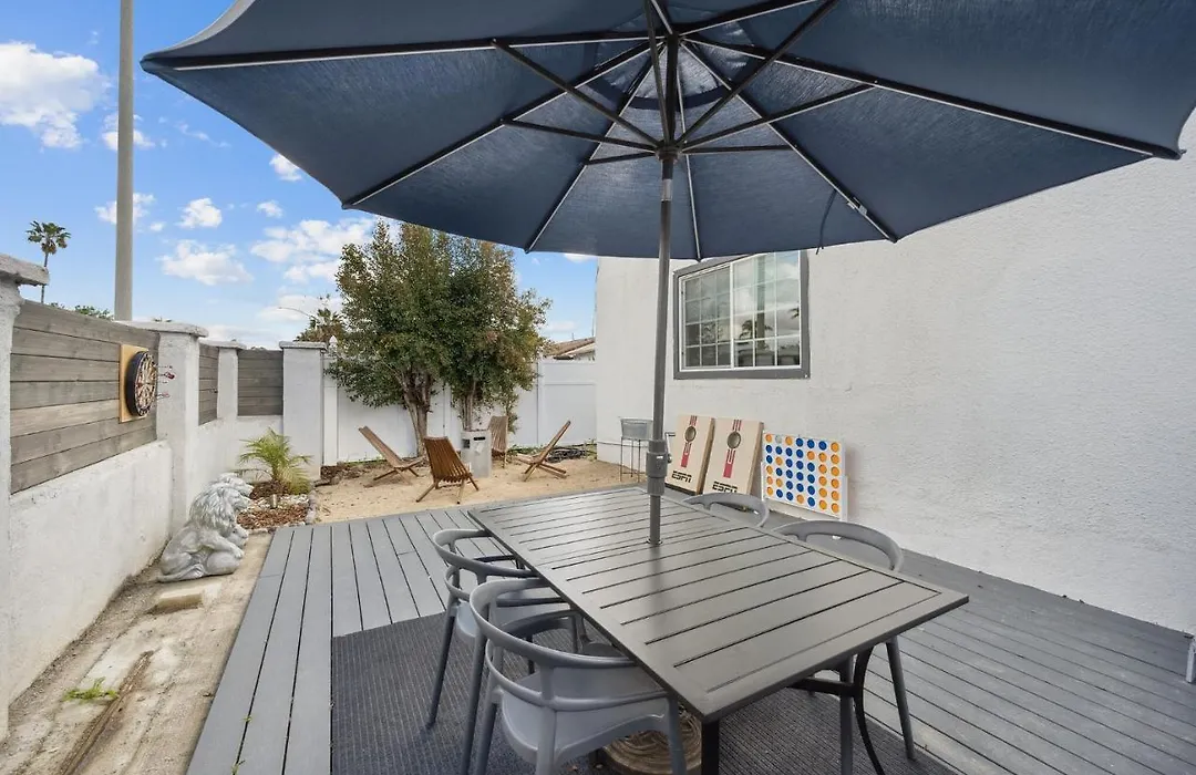 Fancy & Modern 3 Bedroom House With Private Yard, Gate Home-1