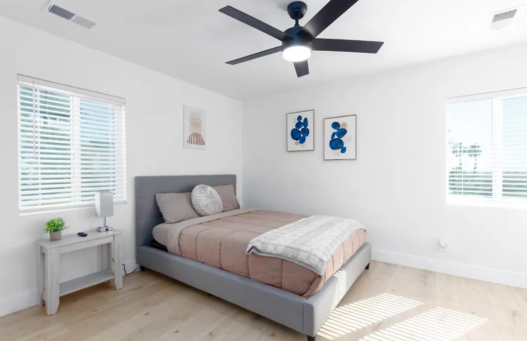 Gorgeous 3 Bedroom Home Close To Downtown-1