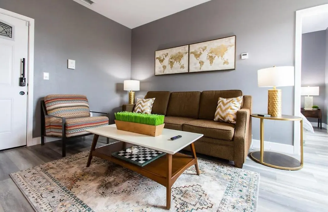 Professionals-Restaurants-Fast-Wifi-A C-W D-Pets-1