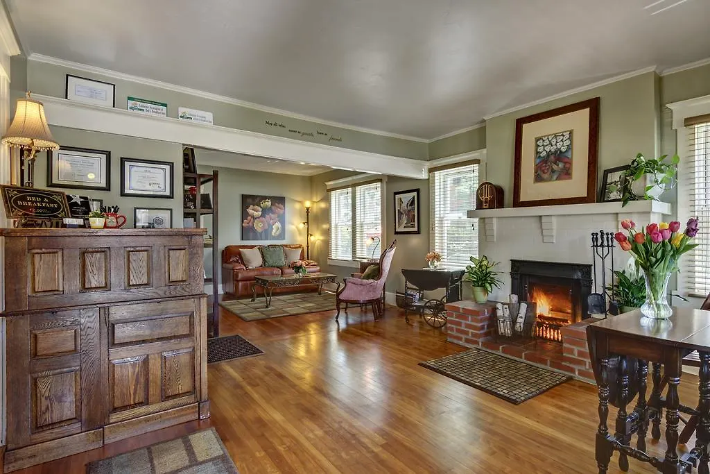 Hillcrest House Bed & Breakfast-1
