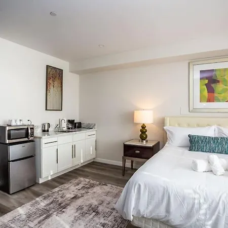 Luxurious Studio In Heart Of San Diego W Cali King-3