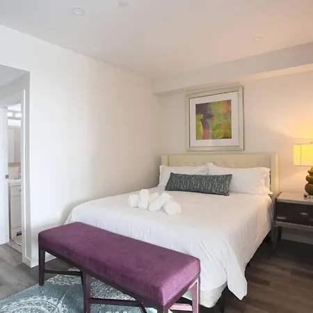 One Bedroom Apartment With Sd Downtown View-3