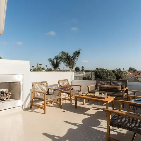 Skyline - Modern Beach Retreat W Spacious Patio & Rooftop Views-2