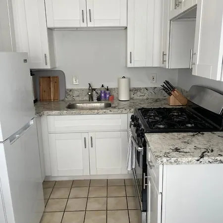 Cheerful 1 Bedroom Beach Cottage. On The Oceanside!-3