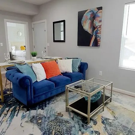 Lovely 1-Bedroom, Minutes From Downtown Parking!-2