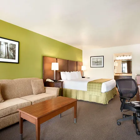 Ramada By Wyndham San Diego North Hotel & Conference Center-2
