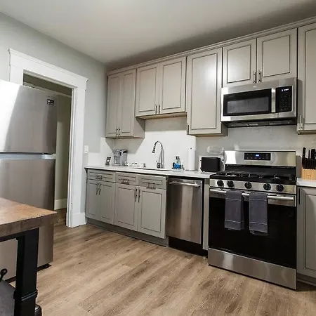 Littleitaly-2Bed-Biztravelers-Farmermarket-Dogpark-3