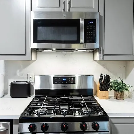 Littleitaly-2Bed-Biztravelers-Farmermarket-Dogpark-2