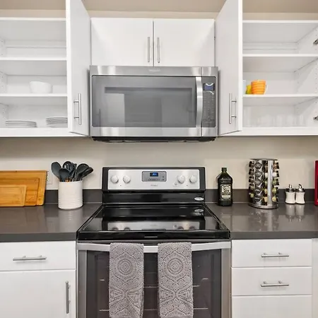 Luxurious 2Br Suite! Gym L Parking L Spa L Pool-2