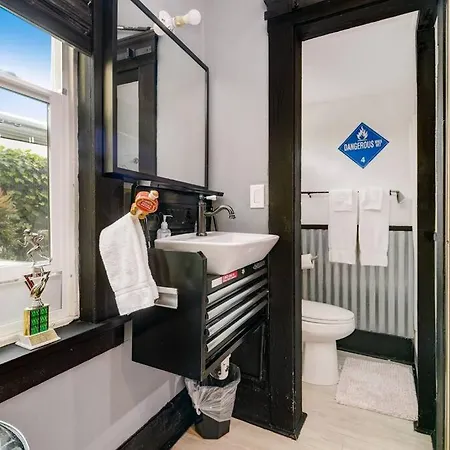 Basketball-Themed Studio Prime Downtown Man Cave! Located Near San Diego Downtown! Close To Everything!-3