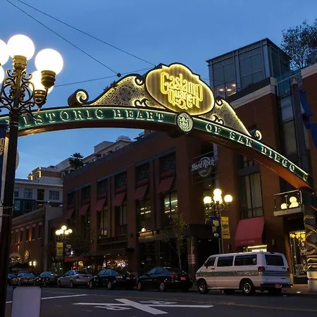 Industrial And Modern Studio For Two Gaslamp District! Perfectly Located Near Downtown! Your Home Away From Home!-2