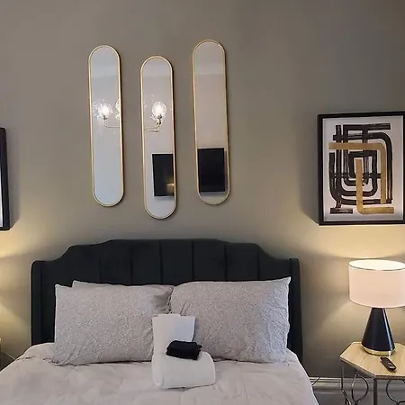 Gorgeous Studio Gaslamp! Perfectly Located Near Downtown San Diego! Perfect For Your Quick Getaway!-3