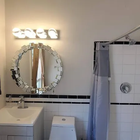 Gorgeous Studio Gaslamp! Perfectly Located Near Downtown San Diego! Perfect For Your Quick Getaway!-2