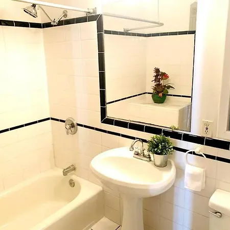 Comfortable Studio Gaslamp District! Perfectly Located Near Downtown San Diego! Your Home Away From Home!-2