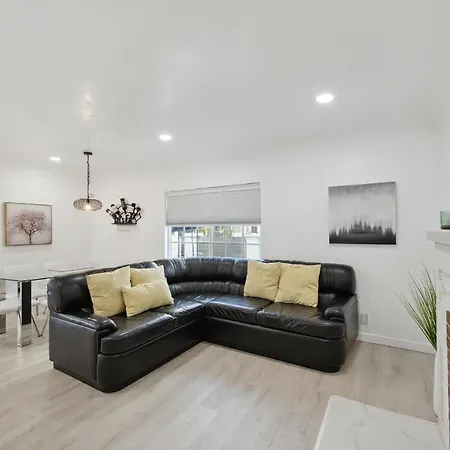 Fancy & Modern 3 Bedroom House With Private Yard, Gate Home-3