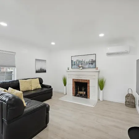 Fancy & Modern 3 Bedroom House With Private Yard, Gate Home-2