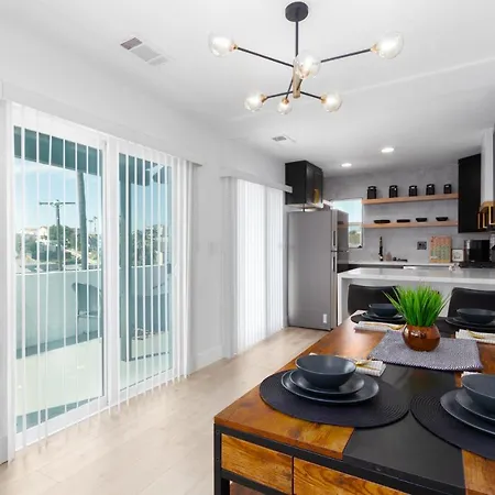 Gorgeous 3 Bedroom Home Close To Downtown-2