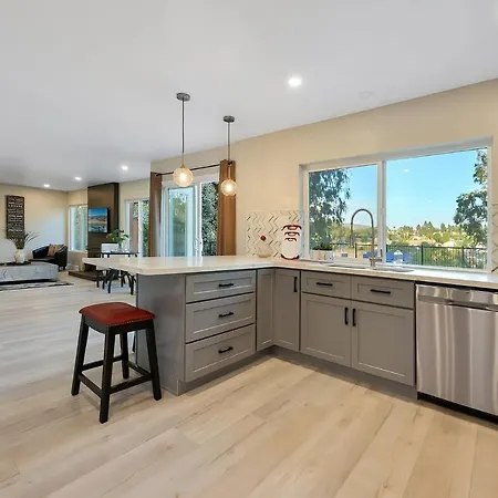 Beautiful 6 Bd Home With 2 King Beds-3