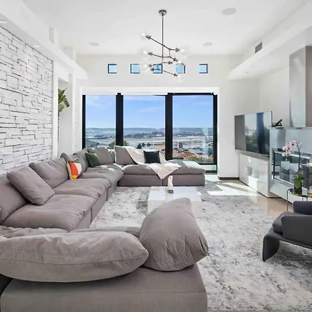 The Skylight House: Mission Hills Luxury Home!-3