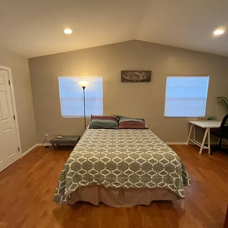 Huge Stand Alone Guest House In Heart Of La Jolla-3