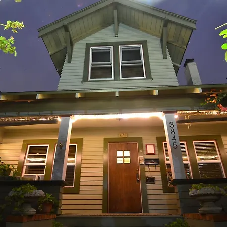 Hillcrest House Bed & Breakfast-2