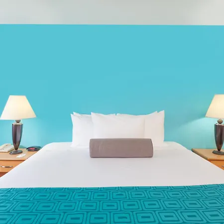 Howard Johnson By Wyndham San Diego Hotel Circle-3